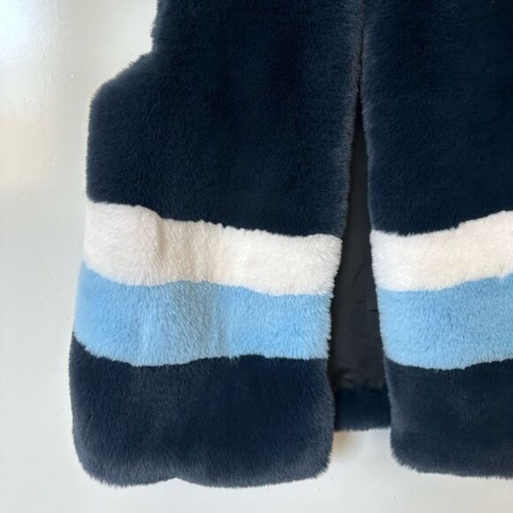 Shaci Blue and White Faux Fur Vest size Small - Picture 6 of 10